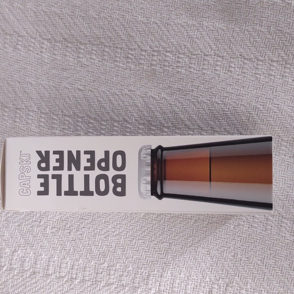 Capski bottle opener securely grips to surfaces. New in box - Picture 2 of 9